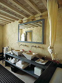 Villa Washroom Fiona McCardle and Jim Andrew - www.rent-a-villa-in-tuscany.com